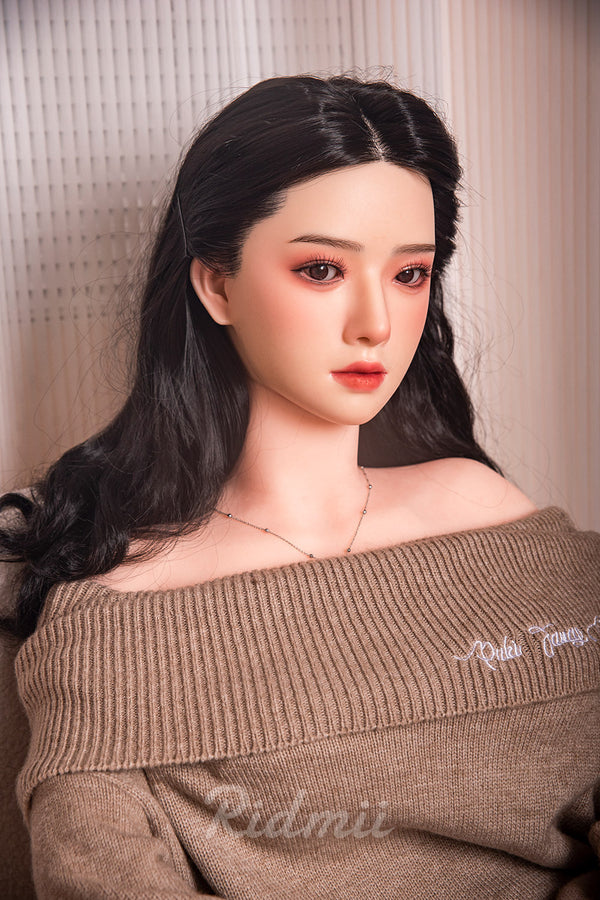 Person wearing a brown sweater with 'P邓小媛' branding, against a neutral background